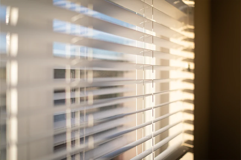 eine halb geöffnete Jalousie bringt viel Licht ins Zimmer