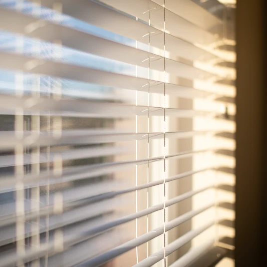 Eine offene Jalousie bringt freundlich die Sonne ins Zimmer