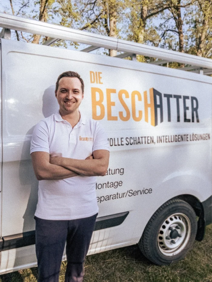 Gernot Fasching steht vor dem Bus der Beschatter und lächelt in die Kamera